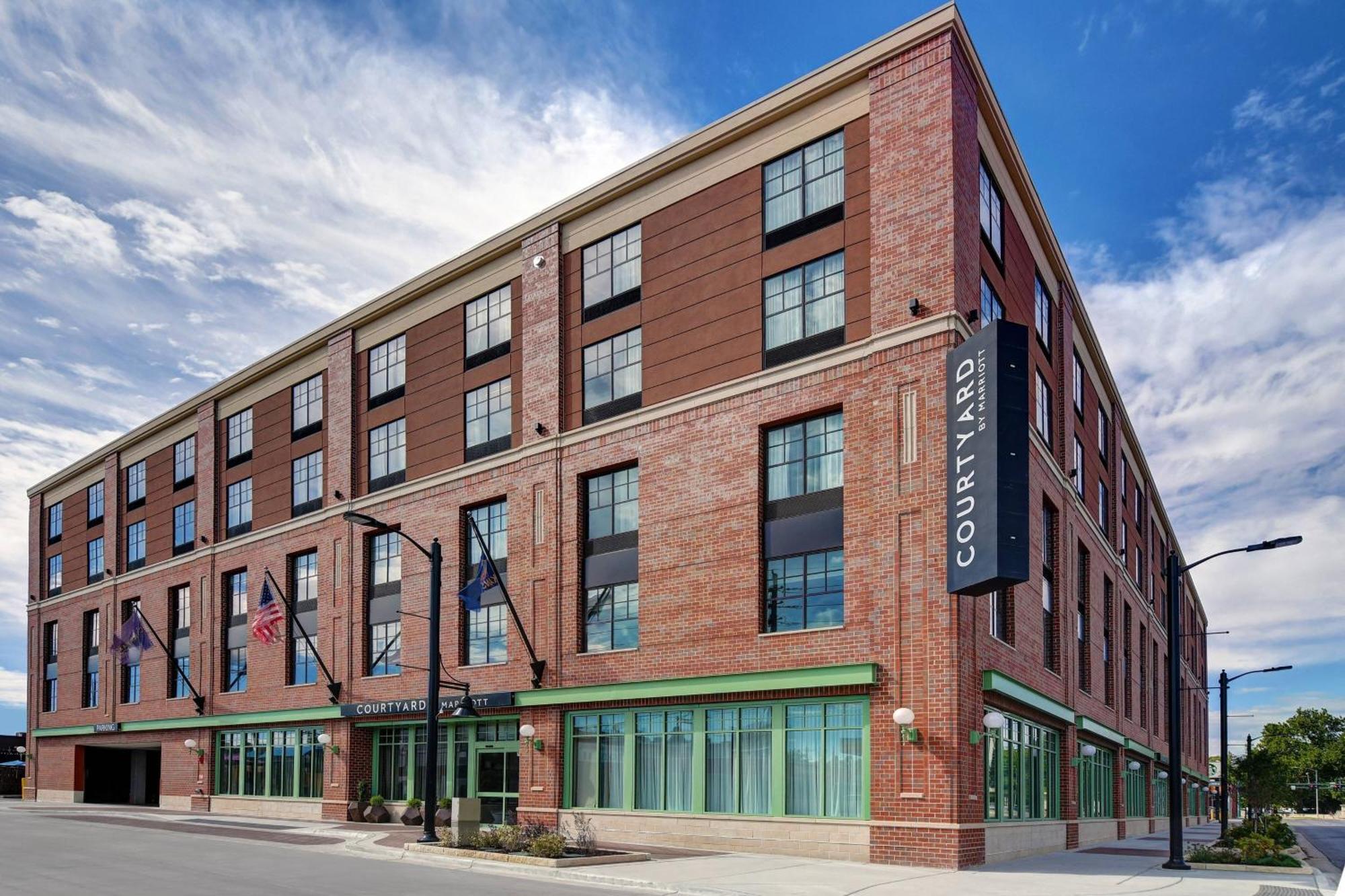 Courtyard By Marriott Manhattan Aggieville Exterior foto