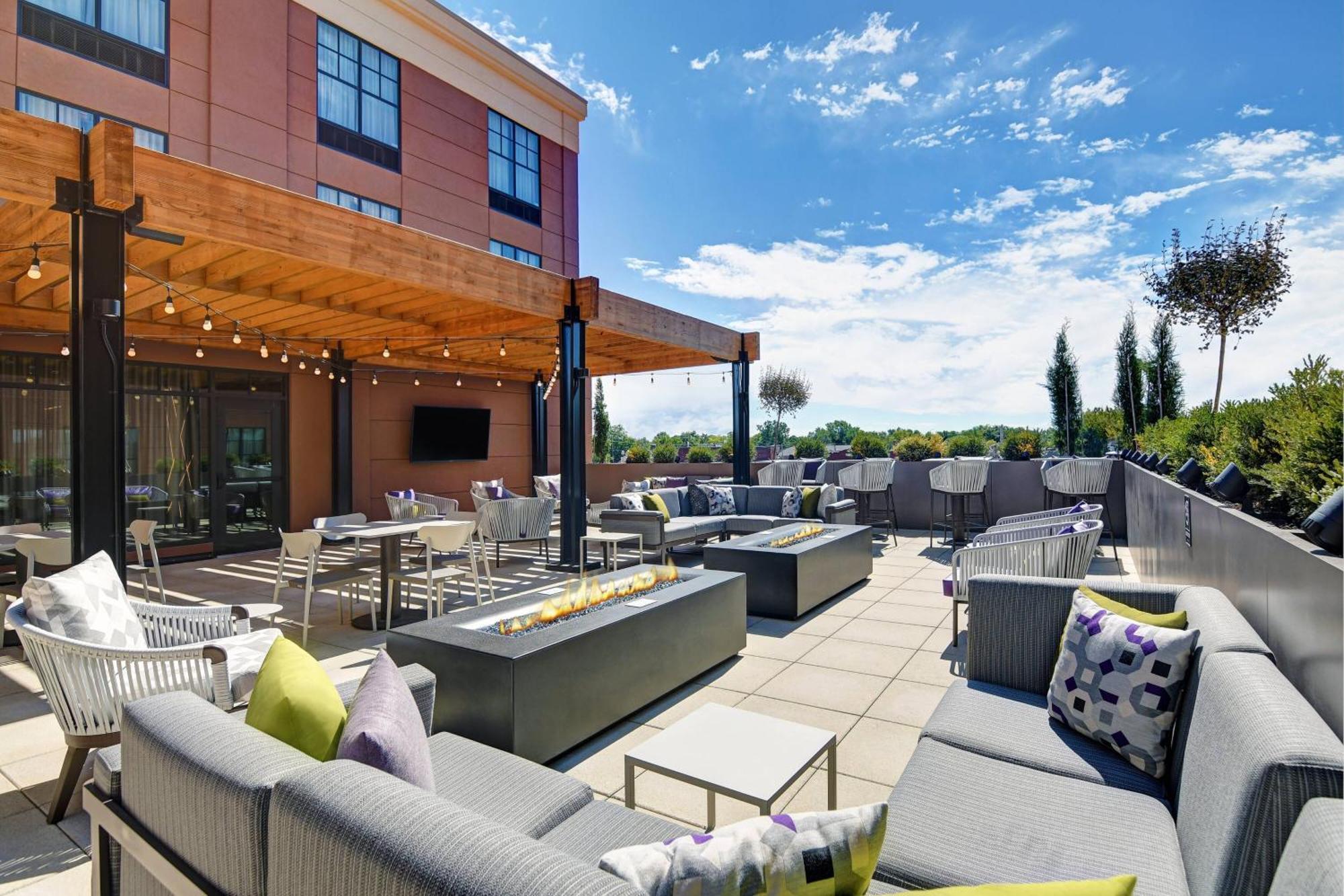 Courtyard By Marriott Manhattan Aggieville Exterior foto